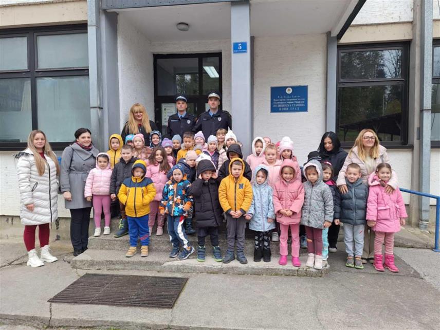 НОВИ ГРАД, 15. НОВЕМБРА /СРНА/ - Полицијску станицу Нови Град, у оквиру "Дана отворених врата", посјетили су данас малишани из Дјечијег вртића "Пчелица Маја" и ученици основних школа "Свети Сава" и "Вук Караџић".