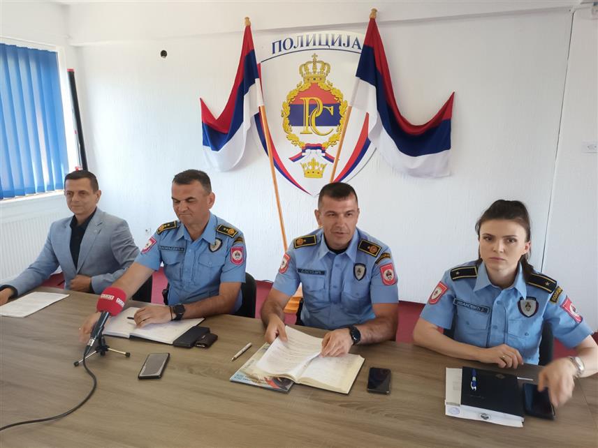 ЗВОРНИК, 15. НОВЕМБРА /СРНА/ - Начелник Полицијске управе Зворник Александар Васиљевић са сарадницима на конференцији за новинаре.