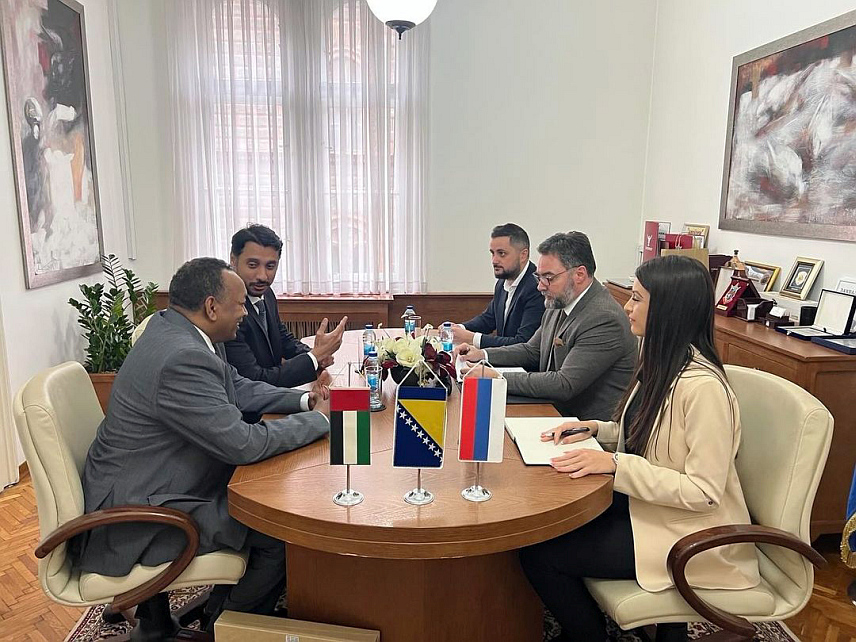 САРАЈЕВО, 15. НОВЕМБРА /СРНА/ - Замјеник предсједавајуће Савјета министара Сташа Кошарац разговарао је данас са отправником послова Амбасаде Уједињених Арапских Емирата /УАЕ/ у Подгорици Јусoфом Алмазруејем у вези са Споразумом о унапређењу и заштити инвестиција.