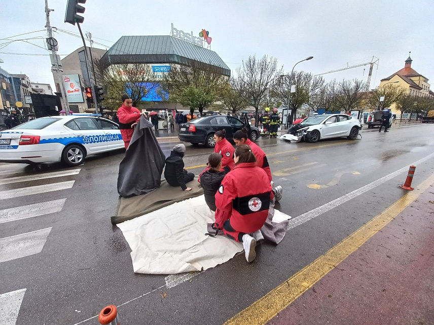 БАЊАЛУКА, 15. НОВЕМБРА /СРНА/ - Свјетски дан сјећања на жртве саобраћајних незгода обиљежен је прислуживањем свијећа и полагањем вијенаца за жртве саобраћајних незгода, те је изведена и показна вјежба спасавања приликом саобраћајне незгоде.