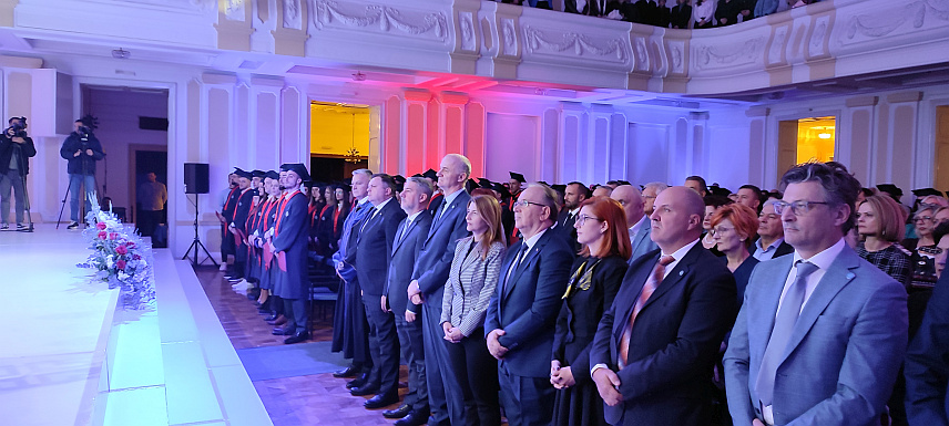 БАЊАЛУКА, 15. НОВЕМБРА /СРНА/ - Медицински факултет Универзитета у Бањалуци обиљежио је данас 46 година рада и уприличио свечану промоцију дипломираних доктора медицине, денталне медицине, мастера фармације и дипломираних медицинара здравствених наука.