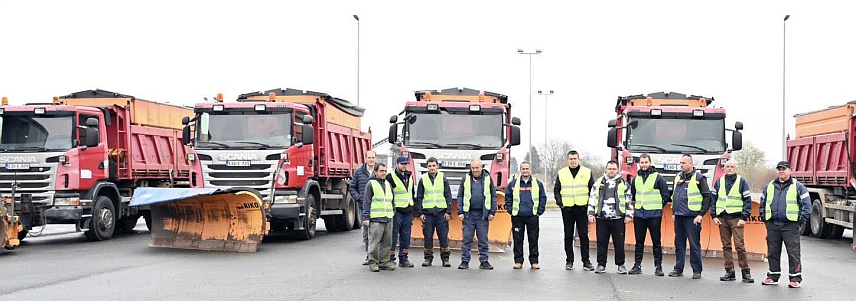 ЛАКТАШИ, 15. НОВЕМБРА /СРНА/ - Механизација за зимску службу спремна је и од данас до 15. марта наредне године користиће се за одржавање проходности свих дионица ауто-путева у Републици Српској.