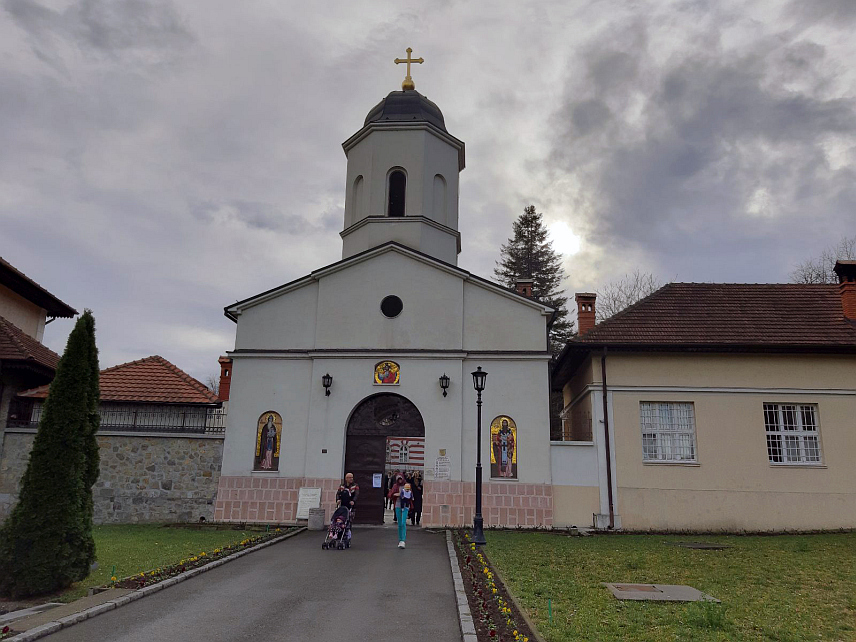 БЕОГРАД, 15. НОВЕМБРА /СРНА/ - У манастиру Раковица у Београду, у којем је сахрањен патријарх српски Павле, данас је служена литургија поводом 15 година од његовог упокојења.
