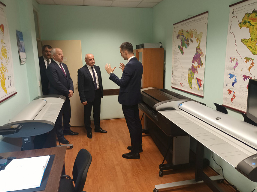 ЗВОРНИК, 15. НОВЕМБРА /СРНА/ - Министар енергетике и рударства Републике Српске Петар Ђокић посјетио је Геолошки завод у Зворнику.