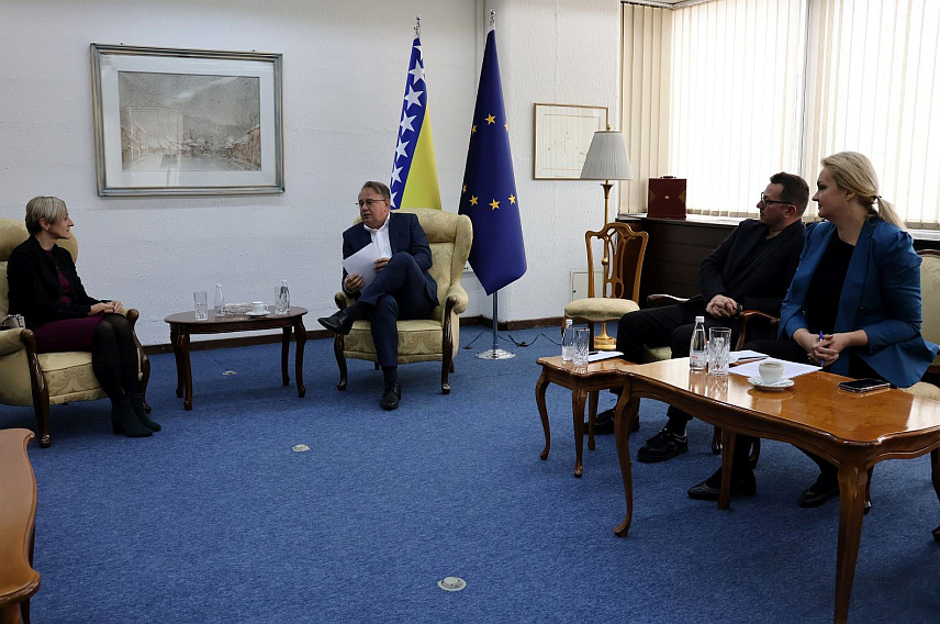 САРАЕВО, 15. НОВЕМБРА /СРНА/ - Премијер Федерације БиХ /ФБиХ/ Нермин Никшић информисао је данас у Сарајеву представнике ММФ-а да се пројекције раста економије за ову годину крећу између 2,5 и 2,8 одсто, те да се предузимају додатне активности с циљем ангажовања фактора производње који би требали подстаћи бржи раст.