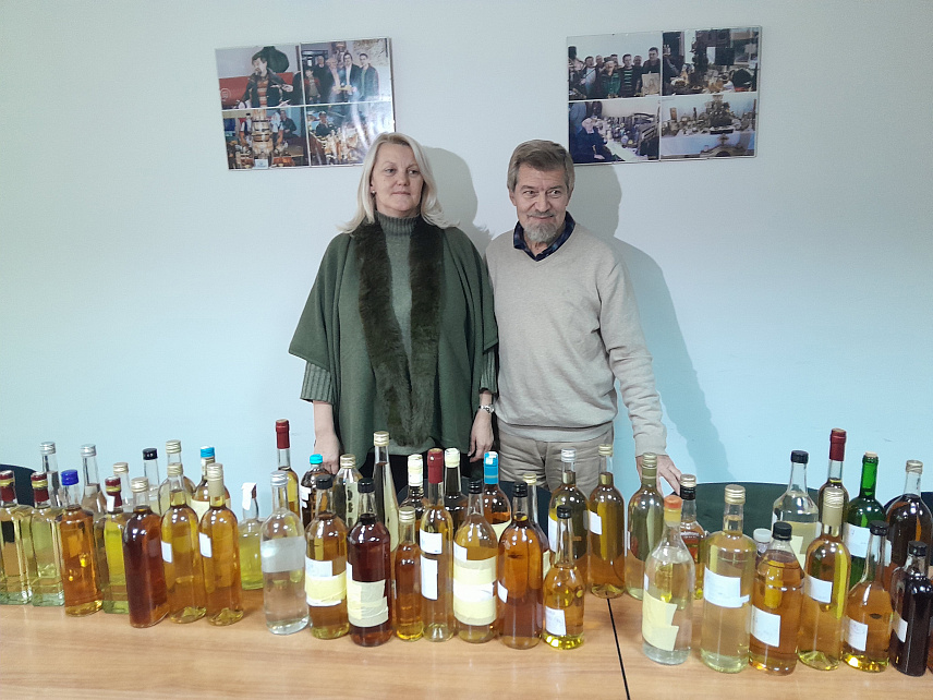 МРКОЊИЋ ГРАД, 15. НОВЕМБРА /СРНА/ - Професор Нинослав Никићевић из Беграда и доктор Даворка Ђукић Ратковић данас су у оквиру "Аранђеловданског вашара" у Мркоњић Граду оцјењивали 101 узорак домаћих ракија, а резултати ће бити саопштени приликом централног дијела манифестације.