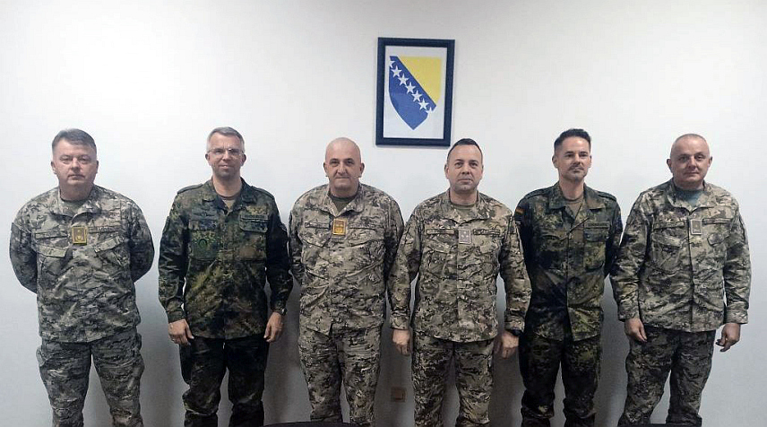 БАЊАЛУКА, 15. НОВЕМБРА /СРНА/ - Командант Команде за подршку Оружаних снага БиХ генерал-мајор Здравко Резо разговарао је у Бањалуци са војним одбрамбеним аташеом Њемачке Марком Абендротом о даљим корацима у процесу регрутације кандидата за официре са фокусом на њемачке војне академије и универзитете.