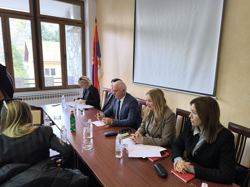 ДРВАР, 15.НОВЕМБРА /СРНА/ - Састанак са представницима повратничких локалних заједница и институција Србије о проблемима српских повратника у ФБиХ који је одржан у Дрвару.