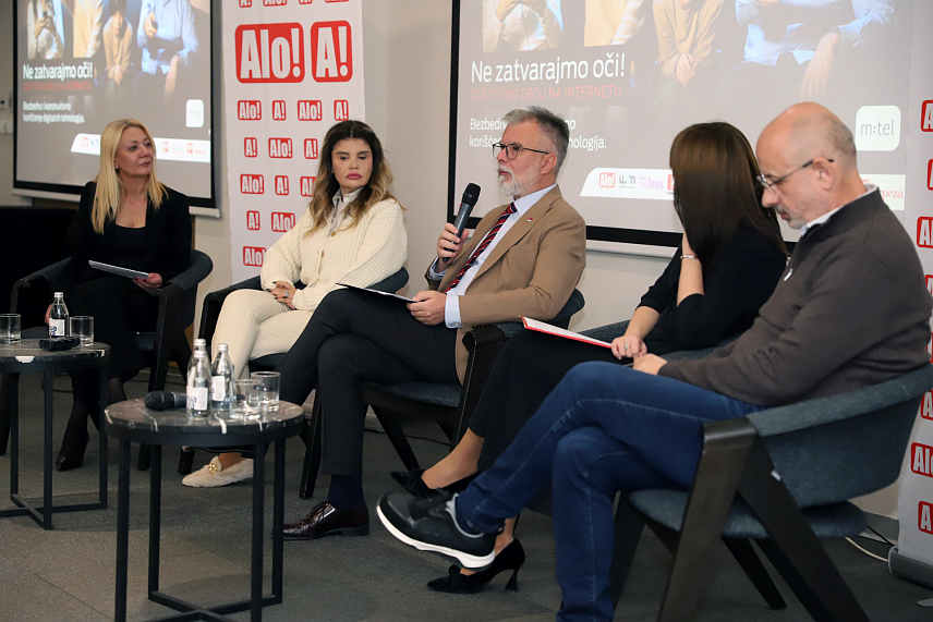 БЕОГРАД, 15. НОВЕМБРА /СРНА/ - Генерални директор "М:тела" Јелена Триван рекла је да је стална едукација једини пут до потпуне заштите дјеце која све више времена проводе на интернету, те су на тај начин изложена опасним садржајима.