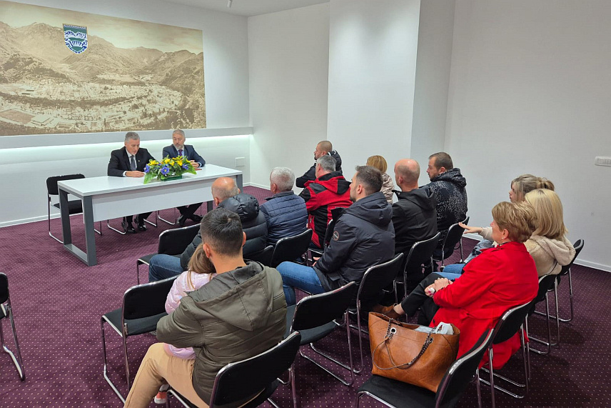 САРАЈЕВО, 15. НОВЕМБРА /СРНА/ - Замјеник предсједавајућег Дома народа Парламентарне скупштине БиХ Кемал Адемовић посјетио је данас Јабланицу и разговарао са породицама погинулих и настрадалих у природним непогодама које су захватиле ту општину, те им уручио одлуке за једнократну помоћ из интервентних средстава из свог кабинета у износу од 4.000 КМ по породици.