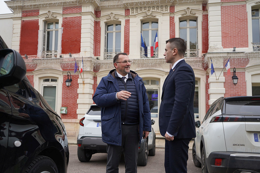 БЕОГРАД, 15. НОВЕМБРА /СРНА/ - Министар без портфеља у Влади Србије задужен за односе са дијаспором Ђорђе Милићевић је данас посјетио општину Епон и састао се градоначелником српског поријекла Ивицом Јовићем.