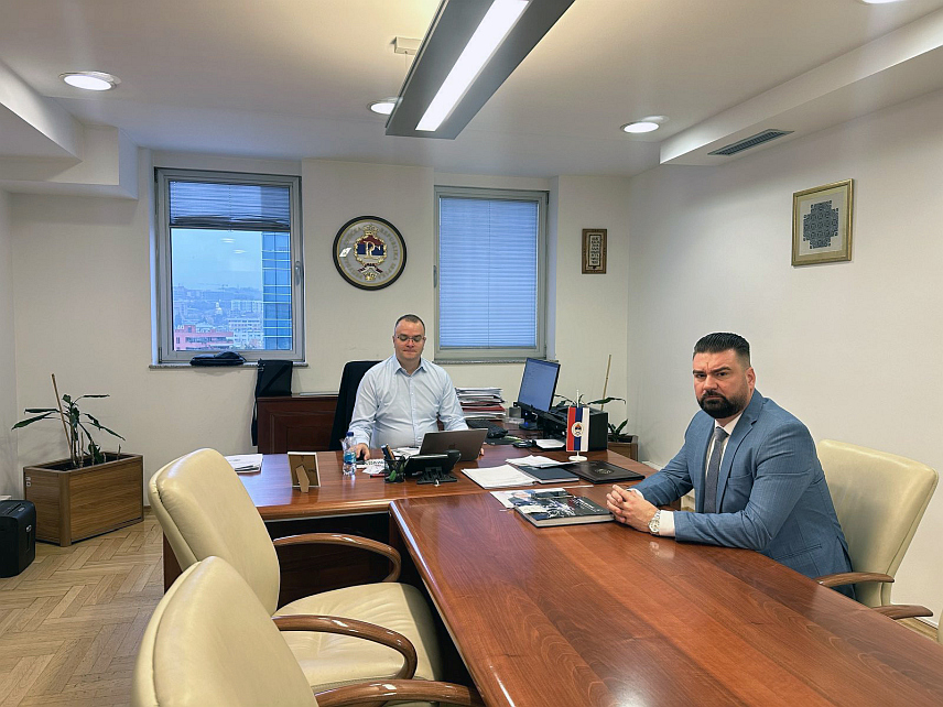 БАЊАЛУКА, 15. НОВЕМБРА /СРНА/ - Помоћник министра за породицу, омладину и спорт у Влади Републике Српске Марио Ђуран одржао је данас радни састанак са предсједником Аирсофт савеза Републике Српске Радославом Милетићем.	
