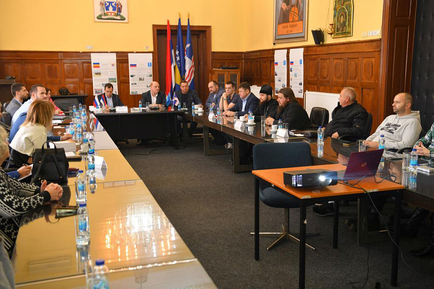 БИЈЕЉИНА, 15. НОВЕМБРА /СРНА/ - Посјета Бијељини делагације града Азова, коју су чинили представници градске администрације и друштвеног живота овог града, реализована је у оквиру пројекта града Азова "Братство међу градовима, пријатељство међу народима", који је финансиран из руског Фонда предсједничких грантова.