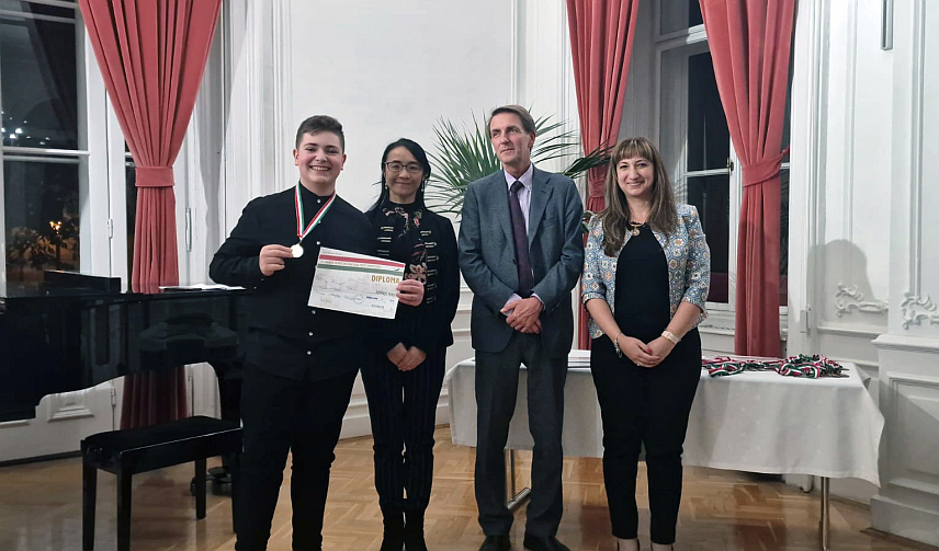 БУДИМПЕШТА, 15. НОВЕМБРА /СРНА/ - Четрнаестогодишњи виртоуз на хармоници Ђорђе Перић из Бијељине остварио је апсолутну побједу на Интернационалном фестивалу у Будимпешти и проглашен је за лауреата у категорији инструменталног жанра, саопштено је из бијељинске Музичке школе "Корнелије Станковић" .