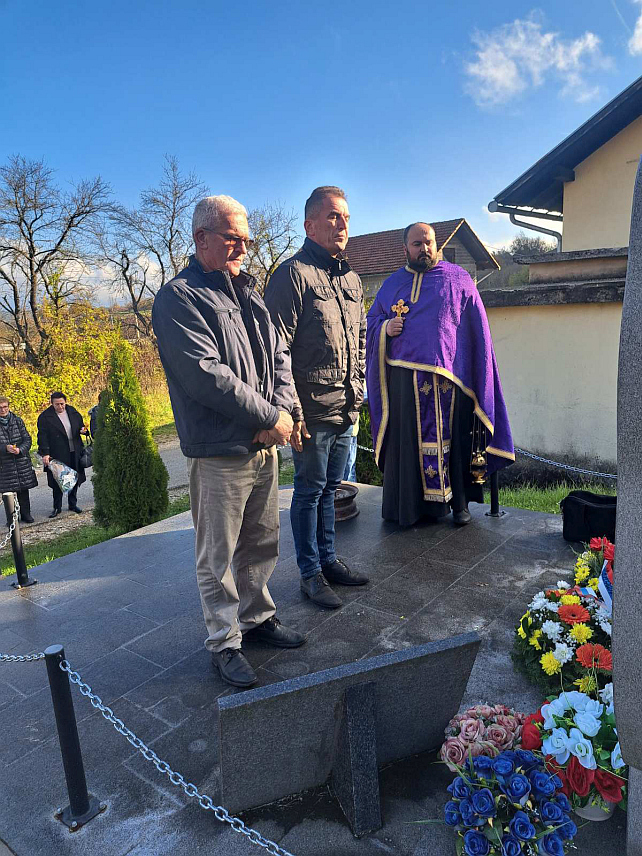 МРКОЊИЋ ГРАД, 16. НОВЕМБРА /СРНА/ - У насељу Брдо код Мркоњић Града данас је служен парастос за 10 погинулих бораца у Одбрамбено-отаџбинском рату Војске Републике Српске, као и четири цивилне жртве рата са овог подручја.	