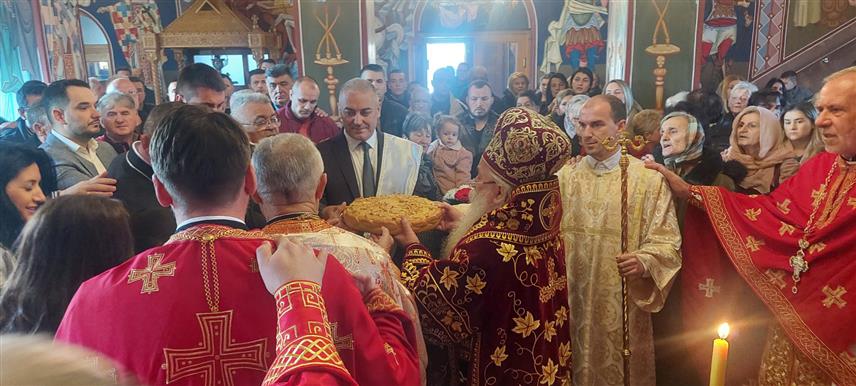 ИСТОЧНО НОВО САРАЈЕВО, 16. НОВЕМБРА /СРНА/ - Његово високопреосвештенство митрополит дабробосански Хризостом служио је данас литургију у Храму Светог Георгија у Миљевићима у Источном Новом Сарајеву поводом храмовне славе - Ђурђица.