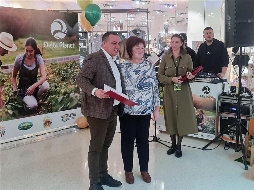 БАЊАЛУКА, 16. НОВЕМБРА /СРНА/ - У Бањалуци је отворен пети Сајам "Плодови села малих произвођача", који је окупио више од 50 излагача, углавном породичних домаћинстава. Сајам је у трговачком центру "Делта планет" отворио помоћник министра пољопривреде, шумарства и водопривреде Српске Горан Бурсаћ. На почетку Сајма најуспјешнијим излагачима додијељена су признања.	