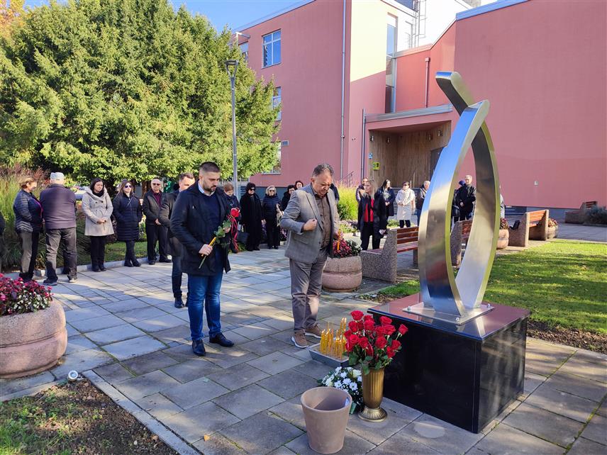 ГРАДИШКА, 16. НОВЕМБРА /СРНА/ - У Градишци је данас обиљежено 19 година од трагичног пожара у бившем Дому културе "Вељко Чубриловић, у којем су страдале три раднице предузећа "Симпо-СИК" - Дијана Ећимовић, Гордана Ждеро и Биљана Плотан Шешум.	