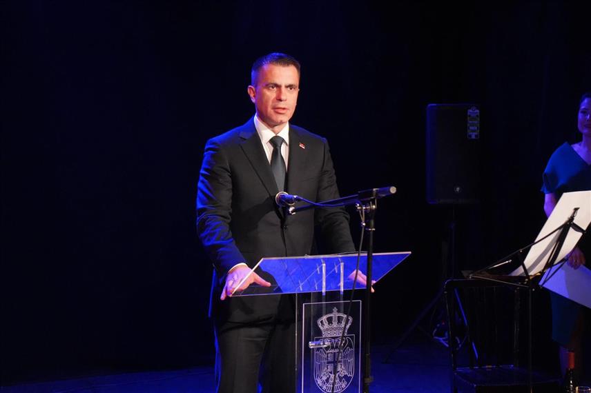 ПАРИЗ, 16. НОВЕМБРА /СРНА/ - Министар без портфеља задужен за координацију активности и мјера у области односа Србије са дијаспором Ђорђе Милићевић отворио је у Паризу концерт традиционалне српске и евергрин музике.