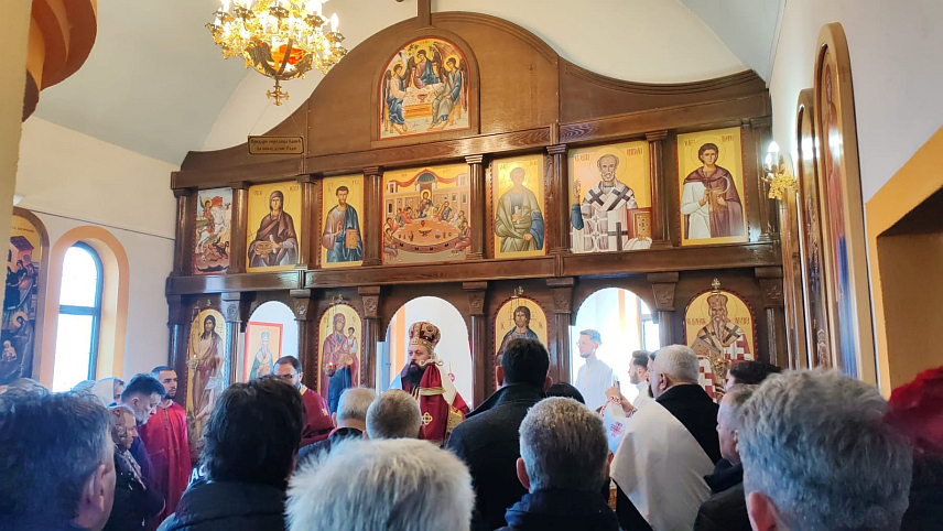 НОВИ ГРАД, 16. НОВЕМБРА /СРНА/ - Викарни епископ Сава данас је уз саслужење свештенства служио Свету литургију у Храму Светог Василија Острошког у насељу Јабланица, након чега је освештао народну салу код Храма.	