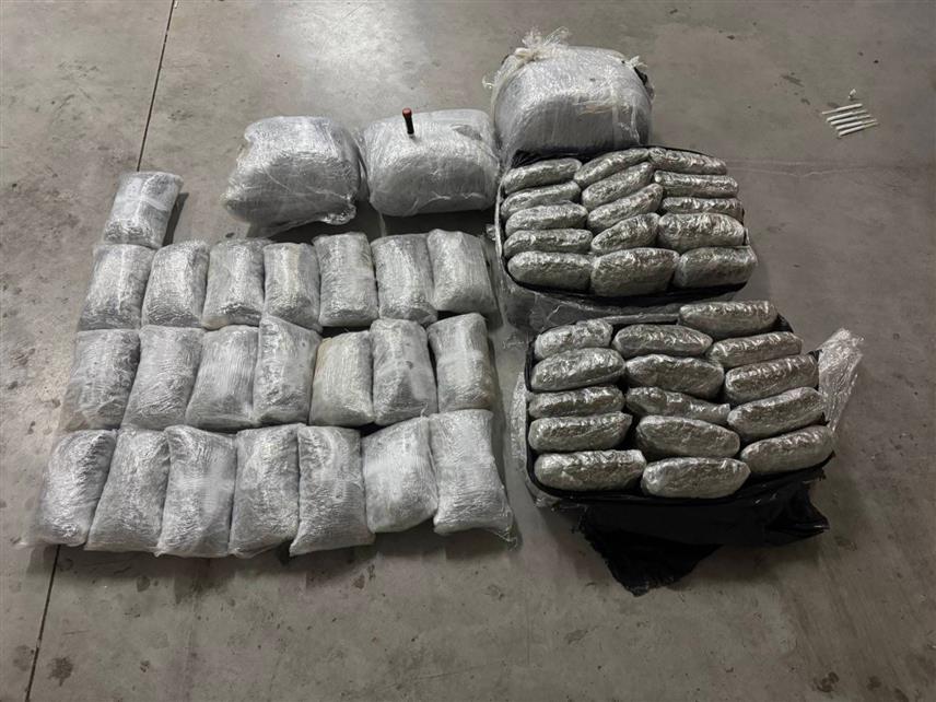 ПОДГОРИЦА, 16. НОВЕМБРА /СРНА/ - Полиција је данас ухапсила мушкарца из Подгорице код којег су приликом контроле возила у подгоричком мјесту Дељај пронашли четири вреће у којима се налазило око 76 килограма марихуане.