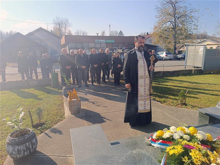 СРБАЦ, 16. НОВЕМБРА /СРНА/ - У србачкој мјесној заједници Ножичко данас је служен парастос за 16 погинулих бораца у Одбрамбено-отаџбинском рату из овог села који су животе дали за стварање Републике Српске.	