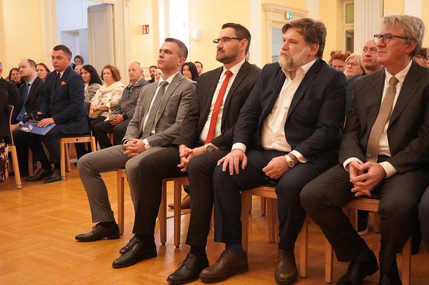 БЕЧ, 16. НОВЕМБРА /СРНА/ - Министар без портфеља у Влади Србије задужен за односе са дијаспором Ђорђе Милићевић на свечаној академији у Бечу поводом обиљежавања 160 година од смрти Вука Стефановића Караџића.