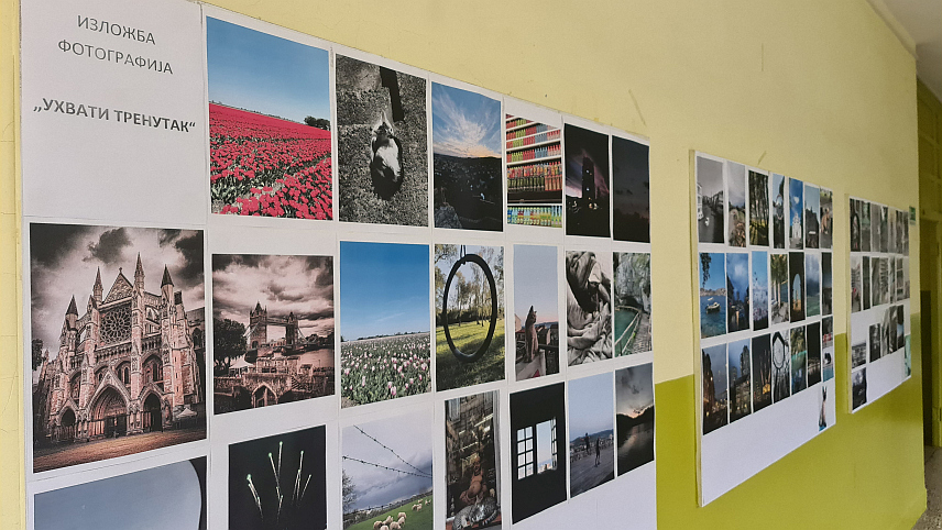 ДОБОЈ, 17. НОВЕМБРА /СРНА/ - Изложба ученичких фотографија "Ухвати тренутак" постављена је у добојској Гимназији "Јован Дучић" с циљем да се ваннаставним активностима омогући ђацима да искажу креативност и да се изњедре таленти.	