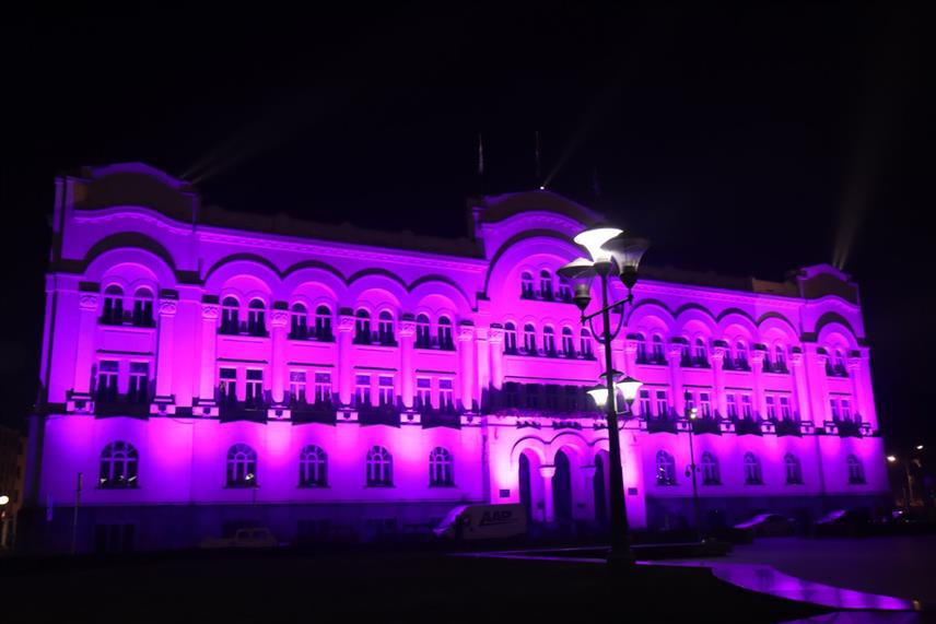 БАЊАЛУКА, 17. НОВЕМБРА /СРНА/ - Зграда Градске управа Бањалука освијетљена је вечерас љубичастом бојом поводом Међународног дана пријевремено рођене дјеце./ФОТО Борислав Здриња/