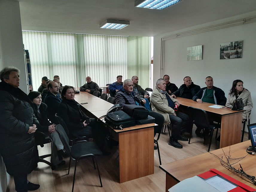 МРКОЊИЋ ГРАД, 18. НОВЕМБРА /СРНА/- У просторијама Агенције за привредни развој општине Мркоњић Град данас су у оквиру манифестације "Аранђеловдански вашар" за произвођаче воћа одржана едукативна предавања "Јесења заштита воћњака" и "Принципи зимске резидбе воћа".