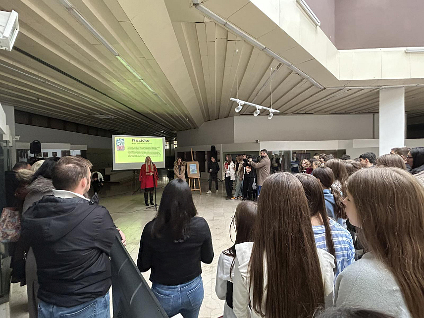 БАЊАЛУКА, 18. НОВЕМБРА /СРНА/ - Музеј Републике Српске је, поводом традиционалног обиљежавања Међународног дана права дјетета, угостио ученике из удаљенијих школа, који нису у могућности да често посјећују ову установу, како би се упознали о културној баштини и традицији српског народа.