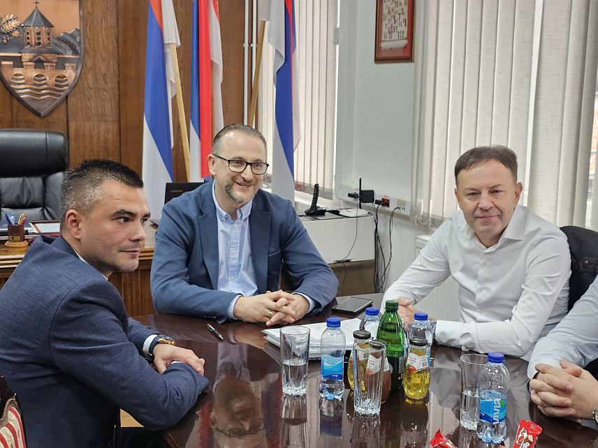 КОЗАРСКА ДУБИЦА, 18. НОВЕМБРА /СРНА/ - Игор Савковић преузео је данас дужност начелника општине Козарска Дубица од Раденка Рељића који је ту функцију обављао у два мандата.