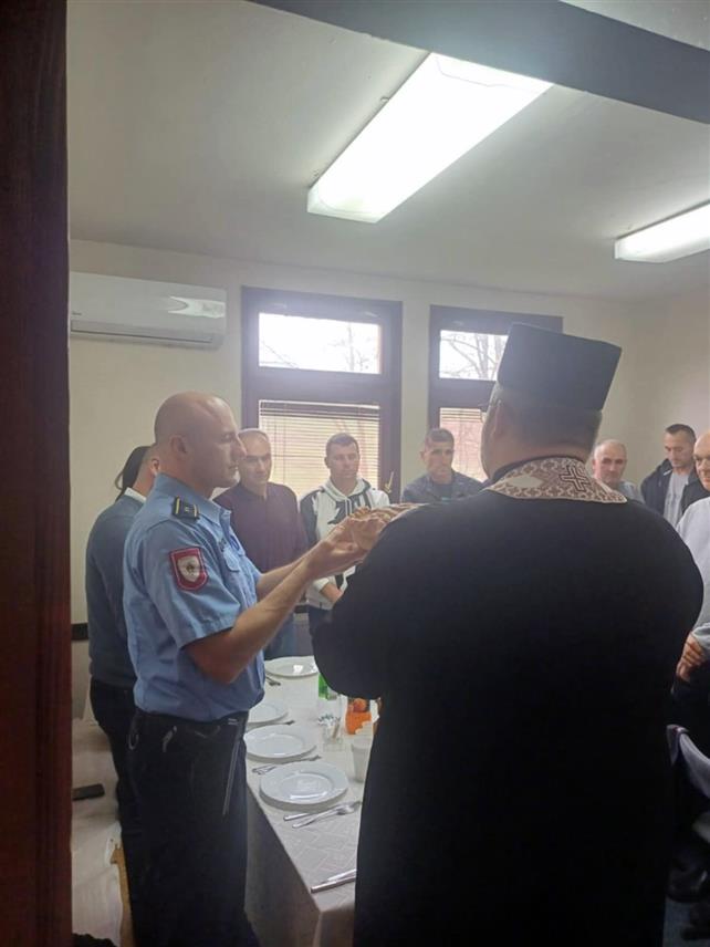 КРУПА НА УНИ, 18. НОВЕМБРА /СРНА/ - У Полицијској станици Крупа на Уни данас је обиљежена крсна слава Министарства унутрашњих послова /МУП/ - Свети архангел Михајло, гдје је код спомен-плоче за пет погинулих припадника МУП-а положено цвијеће и прислужене свијеће, а након тога је уприличен славски обред.