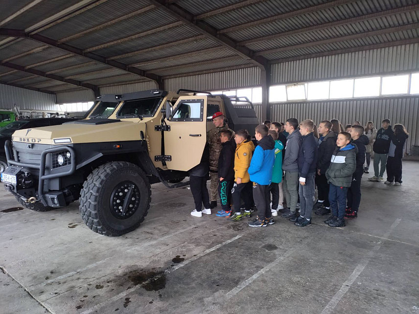 БАЊАЛУКА, 18. НОВЕМБРА /СРНА/ - Министарство унутрашњих послова /МУП/ Републике Српске организовало је у Бањалуци дане отворених врата, у оквиру којих ће током два дана угостити више од 1.000 ученика основних школа и предшколских установа из Бањалуке, Прњавора и Српца.