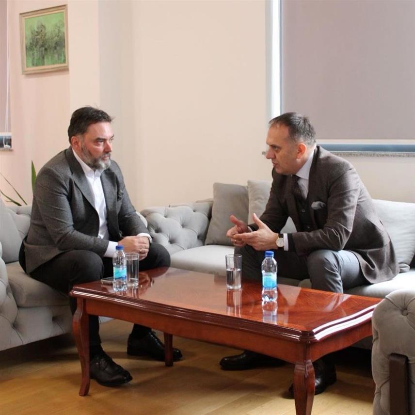 ИСТОЧНО САРАЈЕВО, 18. НОВЕМБРА /СРНА/ - Министар спољне трговине и економских односа у Савјету министара Сташа Кошарац на састанку са предсједником "Јахорина економског форума" Гораном Рачићем данас у Бањалуци.