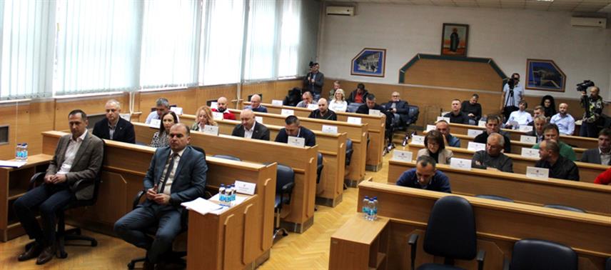 ЗВОРНИК, 18. НОВЕМБРА /СРНА/ - Скупштина града Зворника усвојила је данас Нацрт ребаланса буџета у износу од око 45 милиона КМ, док је планирани буџет за ову годину износио око 42 милиона КМ.