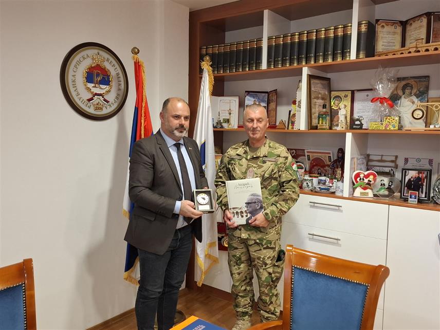 ВИШЕГРАД, 18. НОВЕМБРА /СРНА/ - Командант Еуфора генерал-мајор Ласло Штиц и начелник општине Вишеград Младен Ђуревић разговарали су данас о безбједносној ситуацији у Вишеграду, као и подршци ЛОТ тима овој локалној заједници.