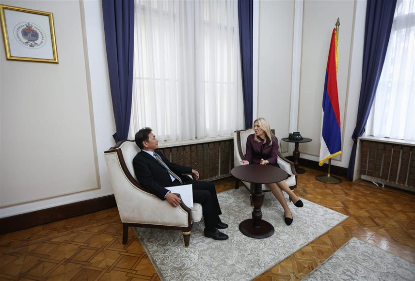 САРАЈЕВО, 18. НОВЕМБРА /СРНА/ - Српски члан и предсједавајућа Предсједништва БиХ Жељка Цвијановић разговарала је данас у Сарајеву са амбасадором Јапана Кинефучијем Масамијем о тренутним политичким и економским приликама у БиХ, региону, као и другим актуелним глобалним темама.