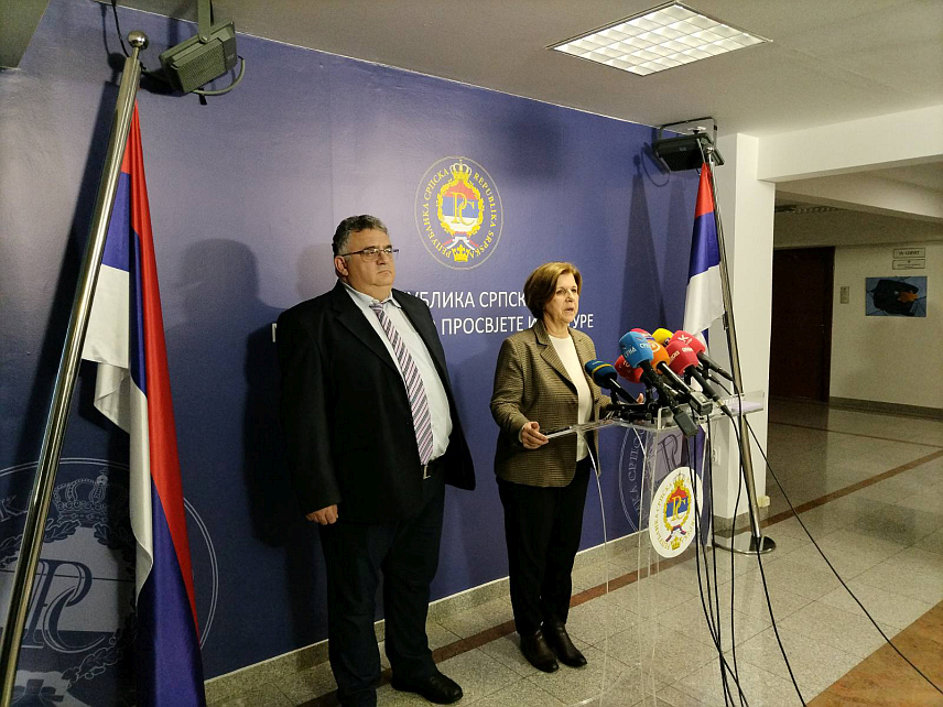 БАЊАЛУКА, 18. НОВЕМБРА /СРНА/ - Министар просвјете и културе Републике Српске Жељка Стојичић са предсједником Синдиката образовања, науке и културе Српске Драганом Гњатићем на конференцији за новинаре након састанка.