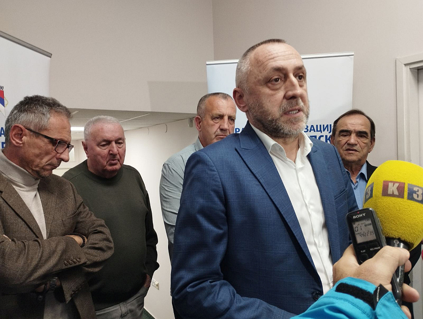 БАЊАЛУКА, 18. НОВЕМБРА /СРНА/ - Министар рада и борачко-инвалидске заштите Републике Српске Данијел Егић у обраћању новинарима у Бањалуци, након што је присуствовао сједници Управног одбора фондације "Помоћ" која дјелује при републичкој Борачкој организацији.