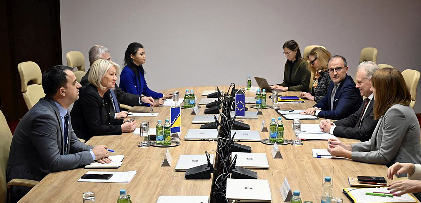 САРАЈЕВО, 18. НОВЕМБРА /СРНА/ - Предсједавајућа Савјета министара Борјана Кришто на састанку у Сарајеву са главним директором Генералног директората за сусједство и преговоре о проширењу при Европској комисији Герт Јаном Копманом.