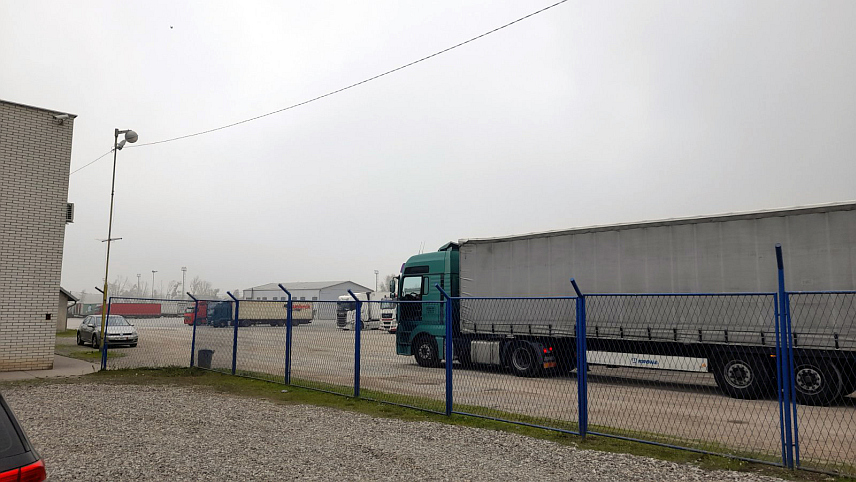 ШАМАЦ, 18. НОВЕМБРА /СРНА/ - Промет теретног саобраћаја возила на Царинском терминалу на граничном прелазу Шамац од почетка ове године смањен је за око 10 до 15 одсто у односу на исти период прошле године, због чега у тој дјелатности биљеже пад прихода.	

