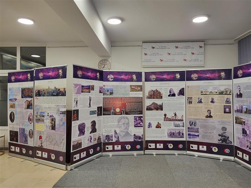 ПАЛЕ, 18. НОВЕМБРА /СРНА/ - На Палама је вечарас отворена изложба "Са пашњака до научењака" поводом вања 170 година од рођења српског научника и проналазача Михајла Пупина чији је аутор Савез иноватора Републике Српске.