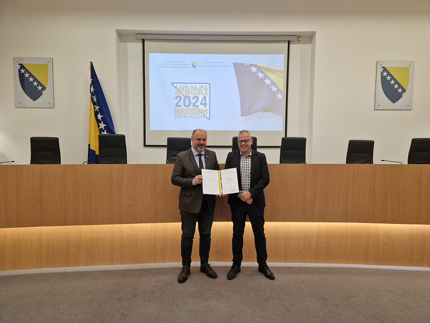 ВИШЕГРАД, 18. НОВЕМБРА /СРНА/ - Начелнику општине Вишеград Младену Ђуревићу данас је уручен сертификат за освојени трећи мандат на протеклим локалним изборима.