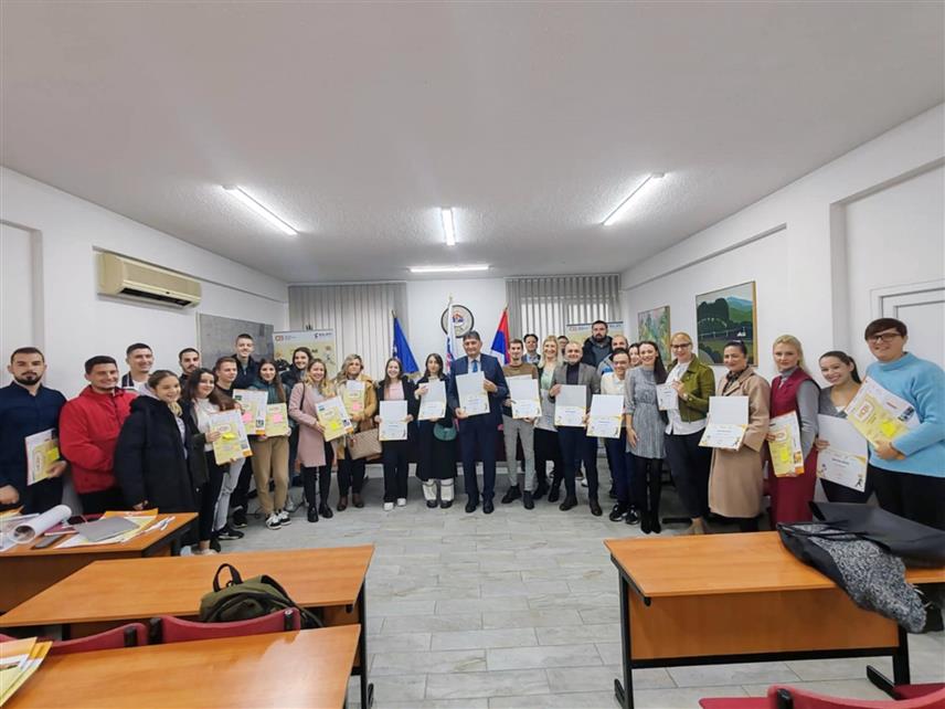 НОВИ ГРАД, 19. НОВЕМБРА /СРНА/ - У Новом Граду је ове године реализовано 30 пројеката младих и покренута су три микробизниса кроз програм Омладинске банке, речено је данас на представљању резултата овог програма.