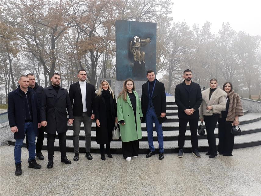 ИСТОЧНО САРАЈЕВО, 19. НОВЕМБРА /СРНА/ - Представник Федералне агенције за питања младих Руске Федерације Александра Панова обишла је са представницима Омладинског савјета Републике Српске Меморијални комлекс посвећен страдалим српским цивилима Сарајева и Сарајевско-романијске регије у 20. вијеку, гдје су јој домаћини презентовали чињенице из новије историје српског народа на овим просторима.