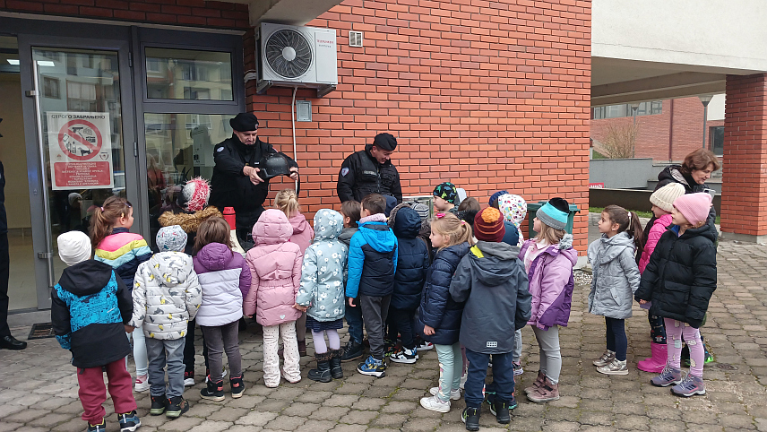 ИСТОЧНА ИЛИЏА, 19. НОВЕМБРА /СРНА/ - У Полицијскoj станици Источна Илиџа данас је организован Дан отворених врата за предшколце и основце са подручја општине поводом обиљежавања крсне славе Министарства унутрашњих послова /МУП/ Републике Српске – Аранђеловдана.