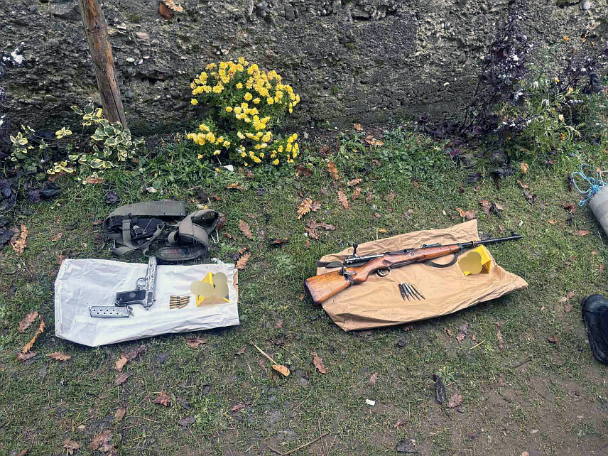 СРЕБРЕНИЦА, 19. НОВЕМБРА /СРНА/ - Полиција је ухапсила лице из Сребренице чији су иницијали С.О. због сумње да је извршило кривична дјела тешка крађа, недозвољена производња и промет оружја или експлозивних материја и незаконитог лова.