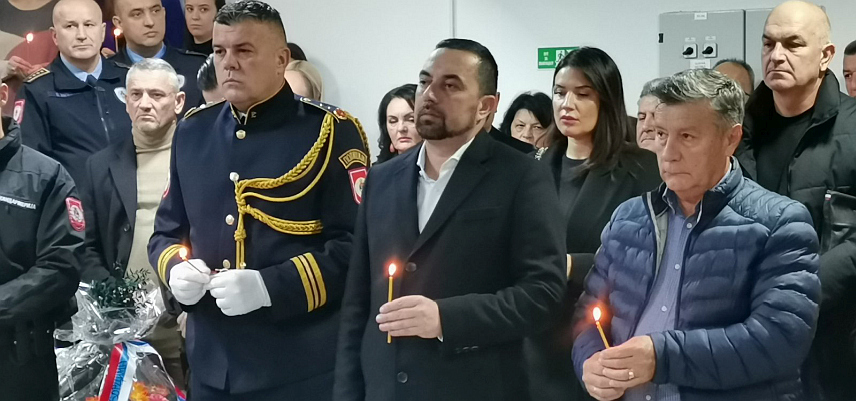 ДОБОЈ, 19. НОВЕМБРА /СРНА/ - У згради Полицијске управе Добој данас је, поводом крсне славе Министарства унутрашњих послова /МУП/ Републике Српске - Аранђеловдана, служен парастос за 127 полицајаца погинулих у Одбрамбено-отаџбинском рату.