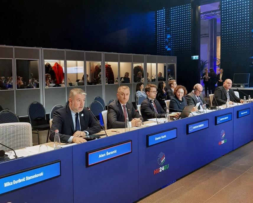 БУДИМПЕШТА, 19. НОВЕМБРА /СРНА/ -Министар здравља и социјалне заштите Републике Српске Ален Шеранић рекао је данас у Будимпешти да Српска посвећује велику пажњу популационој политици, укључујући бројне мјере подршке трудницама и породиљама, породици и дјеци, те жели да прати мађарски модел популационе политике и помоћи младима.
